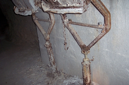 Sistema di apertura tramogge ad aria compressa