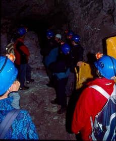 Visitatori osservano il talco caduto per la pressione delle rocce soprastanti