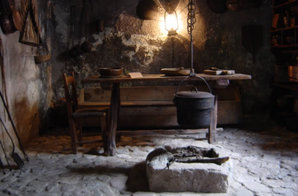 Museo etnografico Alta Valle Brembana a Valtorta, sede museale nella Casa del Pretore di Venezia, ricostruzione della cucina tipica delle antiche cascine di Valtorta, dettaglio del focolare