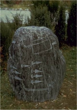 Bagnolo (1): parte superiore del masso con figura solare ed asce