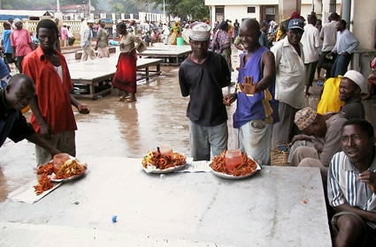 Ristorazione di strada nelle vicinanze del mercato del pesce di Dar es Salaam