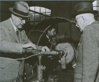 Luigi Emanueli e Alberto Pirelli nello stabilimento di La Spezia