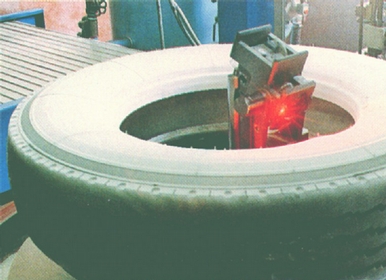 Controllo con luce laser dellintegrit strutturale del tallone di un pneumatico per camion