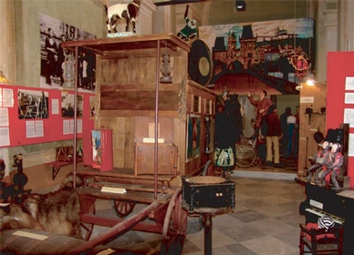 Interno del Museo: in primo piano un carretto utilizzato per gli spostamenti e gli spettacoli dei girovaghi