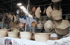  Go to the page that contains this image: Banco dei casalinghi al mercato permanente "Kariakoo" a Dar es Salaam