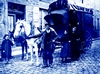Francia, 1910. Il caraton, carro utilizzato dai venditori ambulanti per il trasporto degli articoli di merceria. Ritratta accanto ad esso  la famiglia di Oreste Giovannacci e Maria Maucci, originari della Lunigiana.