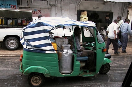 Venditore ambulante di acqua a Dar es Salaam